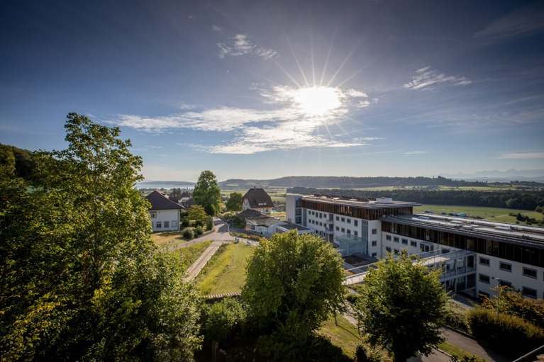 Rehaklinik Tschugg bei sonnigem Wetter