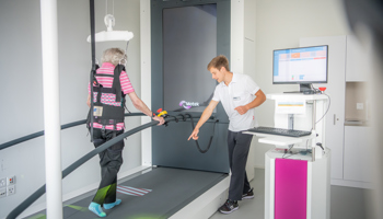 Rehaklinik Dussnang Patientin Robotik Laufband C Mill