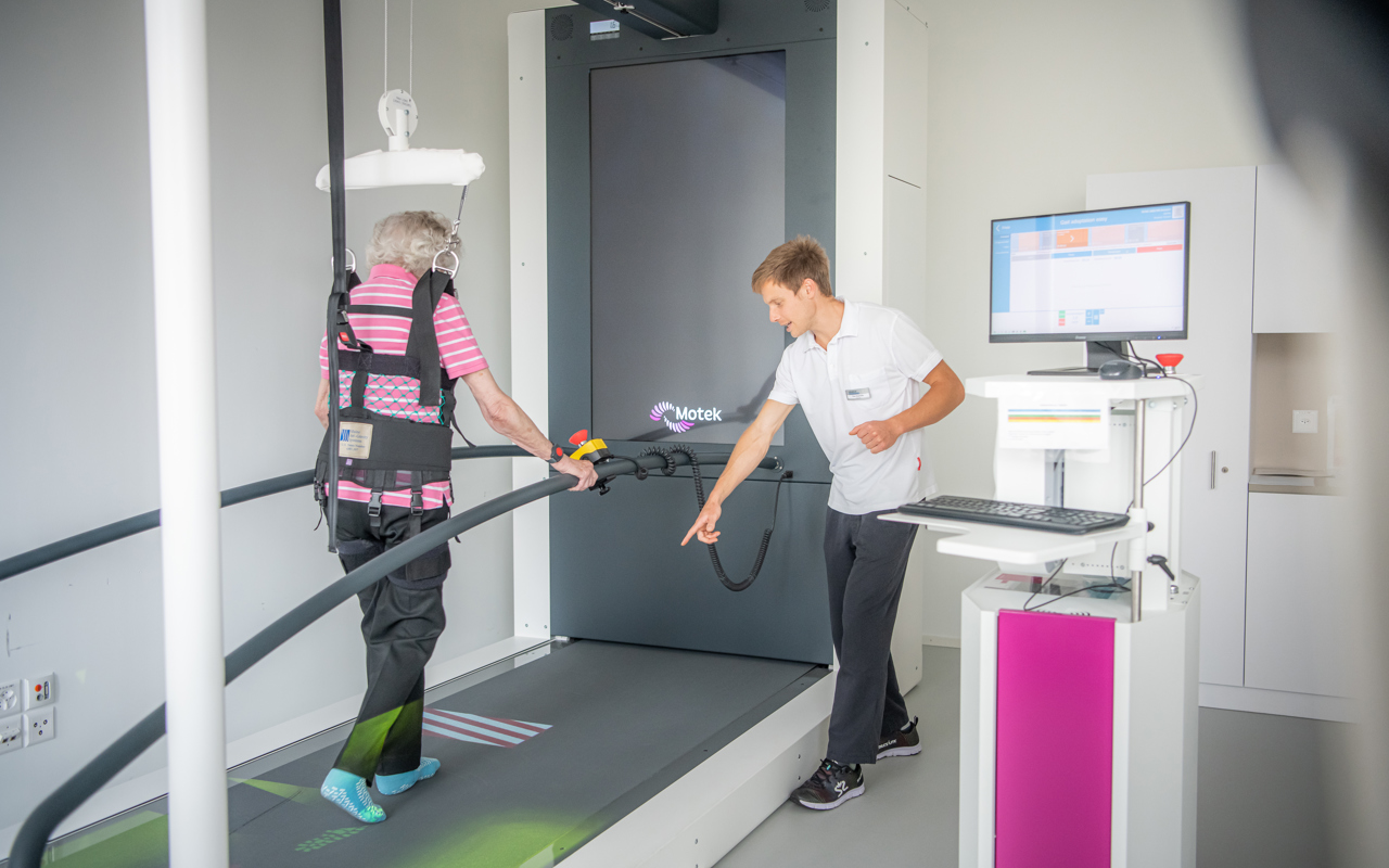 Rehaklinik Dussnang Patientin Robotik Laufband C Mill